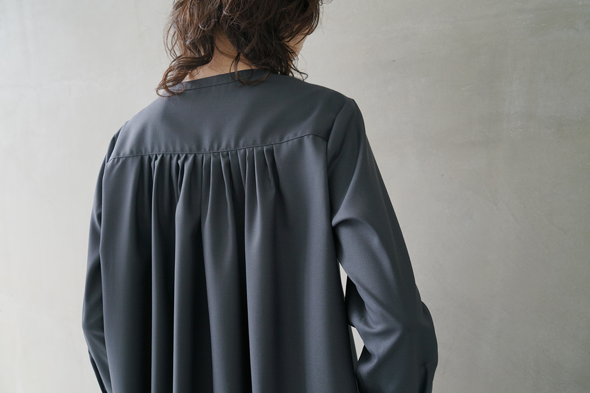 Mochi モチ fly front tuck blouse [black]