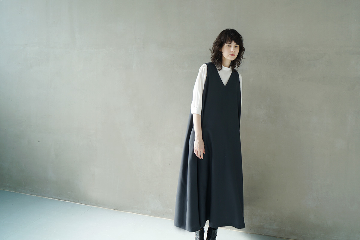 Mochi モチ v-neck dress [dark moss grey]