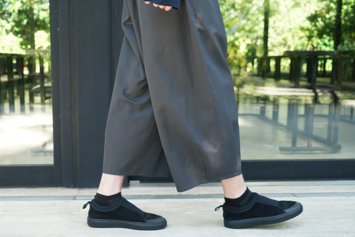 VU / ヴウ tuck wide cropped pants finx cotton [GRAPHITE] vu-pnt-012