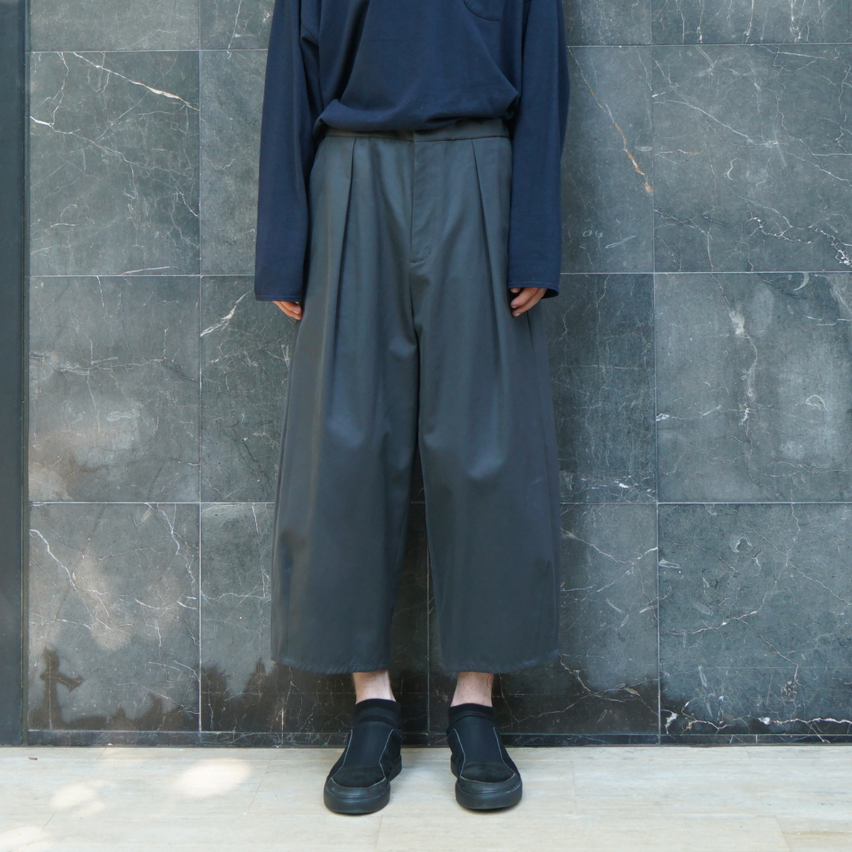 VU / ヴウ tuck wide cropped pants finx cotton [GRAPHITE] vu-pnt-012