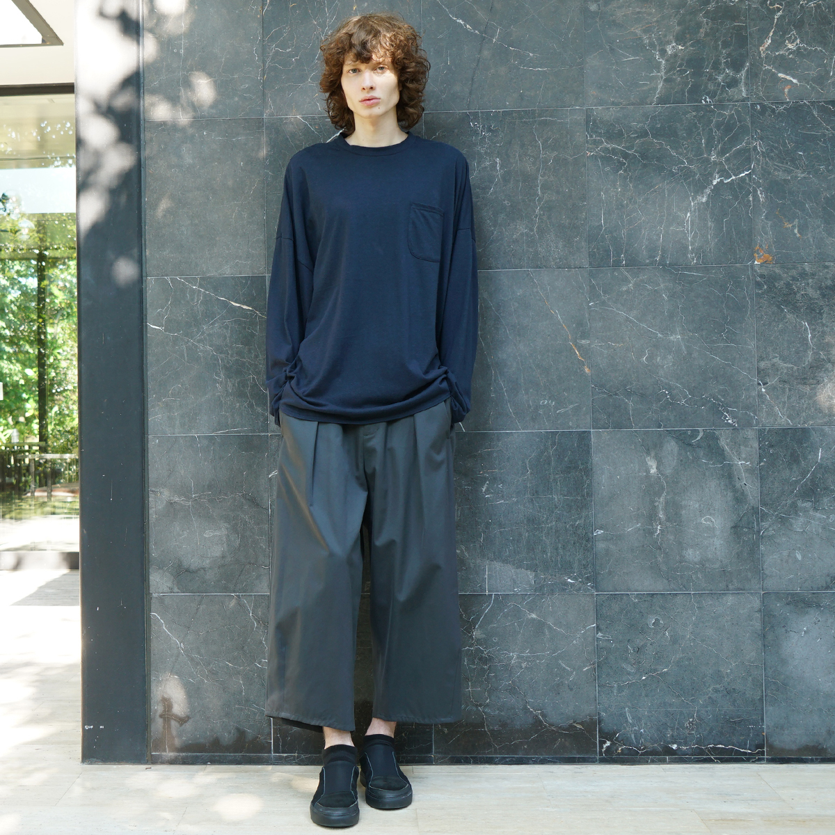 VU / ヴウ tuck wide cropped pants finx cotton [GRAPHITE] vu-pnt-012