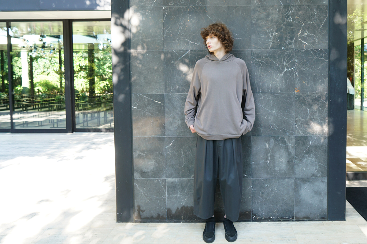 VU / ヴウ tuck wide cropped pants finx cotton [GRAPHITE] vu-pnt-012