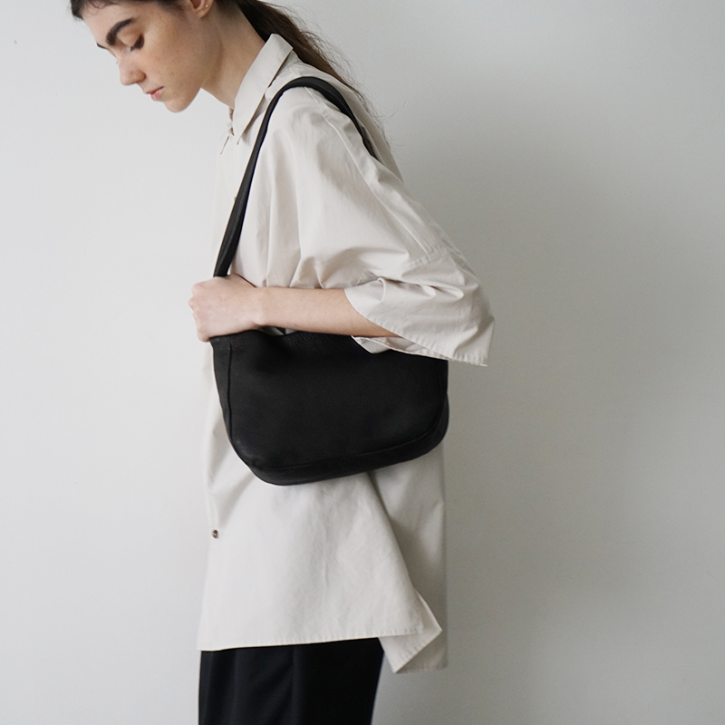 VUm PRODUCT B22 mini sash bag deer leather / black