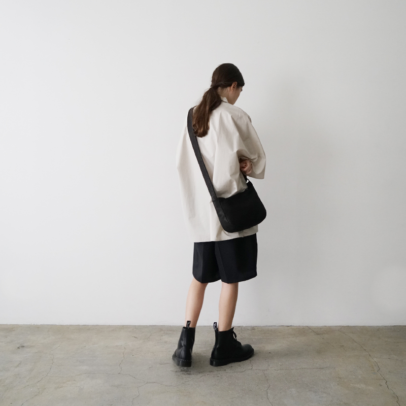 VUm PRODUCT B22 mini sash bag deer leather / black