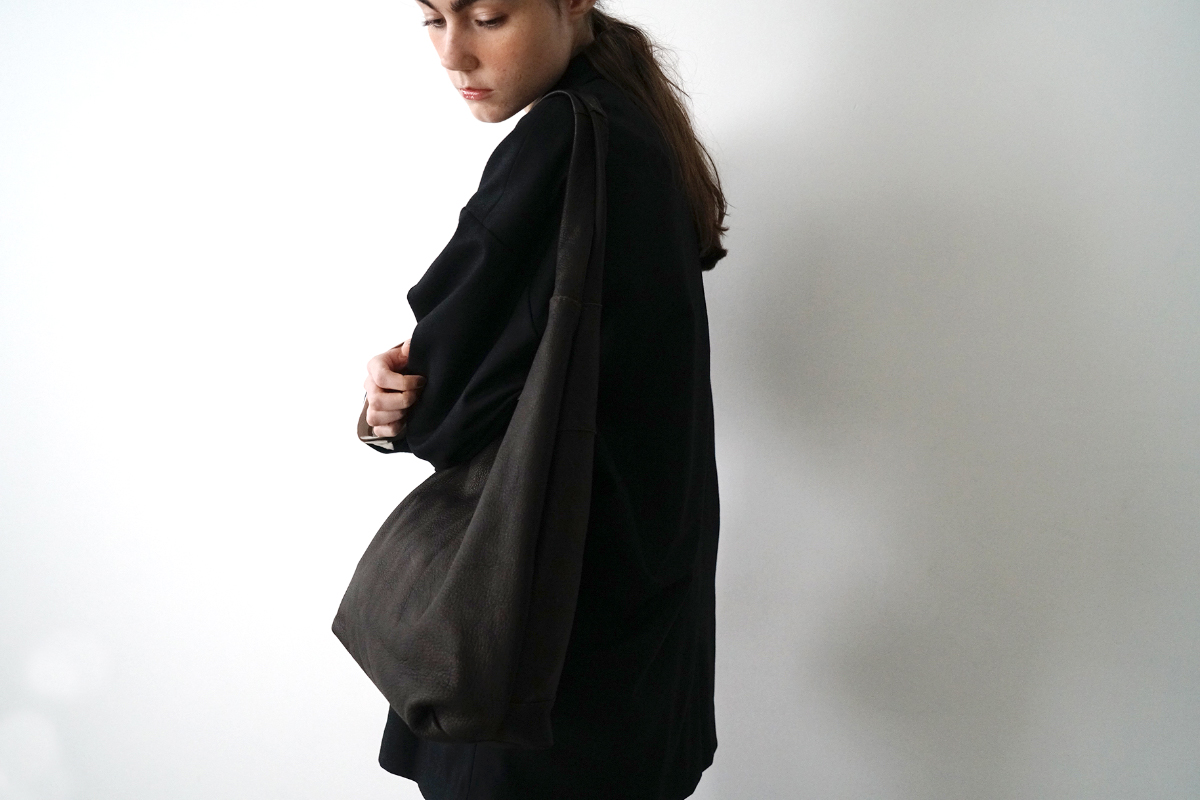 VUm PRODUCT B15 sash bag deer leather / dark brown