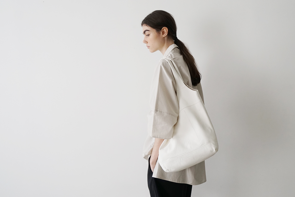 VUm PRODUCT B15 sash bag deer leather /  white