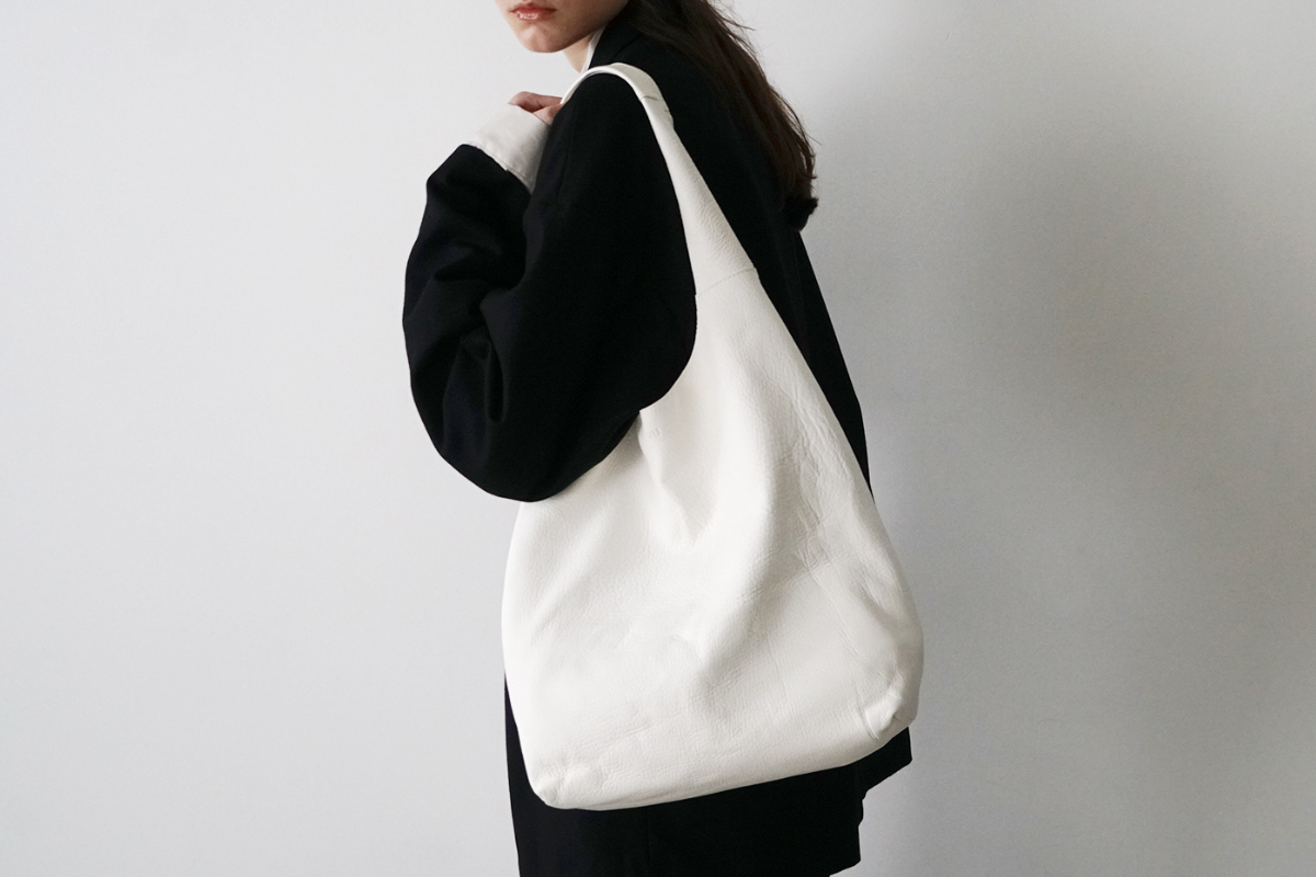 VUm PRODUCT B15 sash bag deer leather /  white