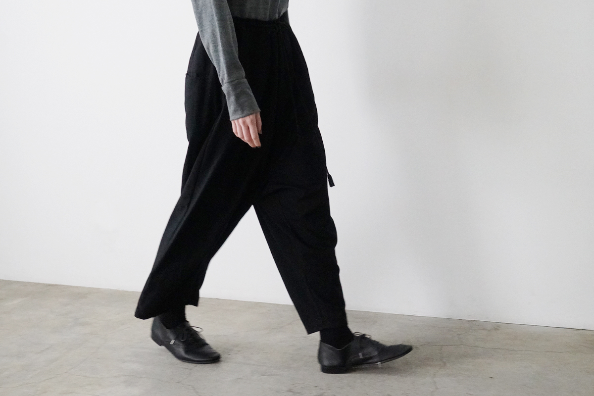 VUm ヴウエム ウール圧縮フラノ ワイドパンツ ブラック 着用スタイリング