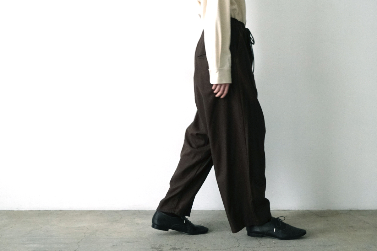 VUm ヴウエム ウール圧縮フラノ ワイドパンツ ダークブラウン サイドスタイル