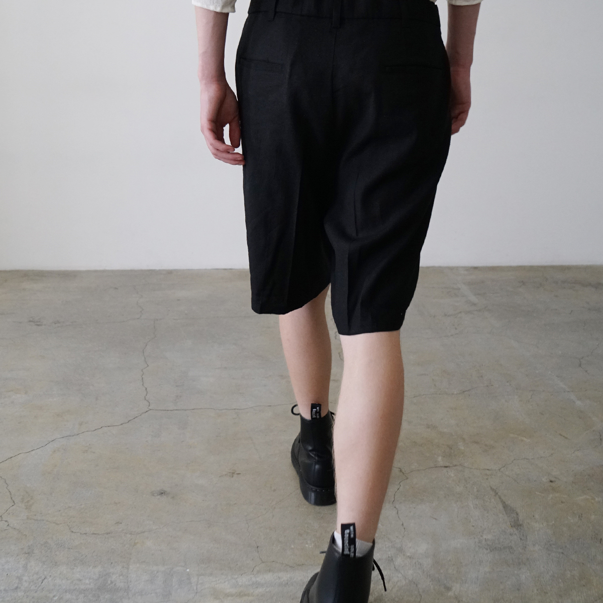 VUm テーラーショートパンツ シルクリネン ブラック バックスタイル