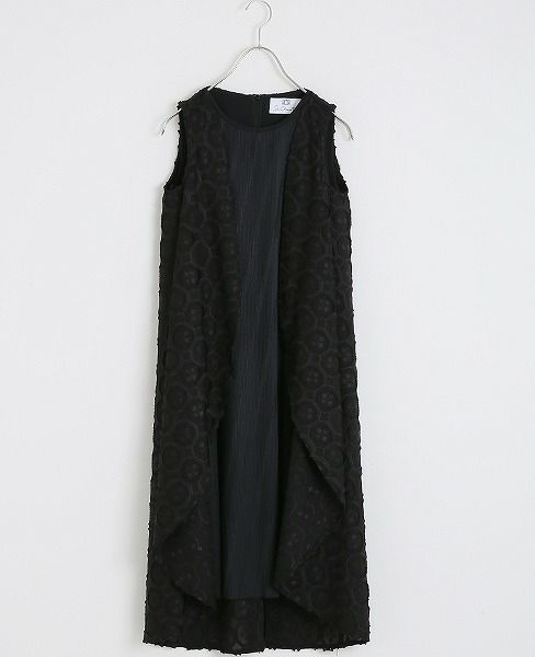 JUN OKAMOTO.静かに伸びていく蔦みたいなワンピース