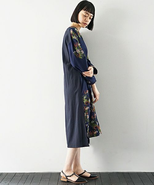 JUN OKAMOTO.祖母がよく描いてくれたガーベラのワンピース[RO-33203/NAVY]