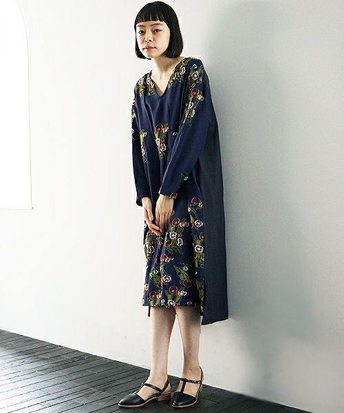 JUN OKAMOTO.祖母がよく描いてくれたガーベラのワンピース[RO-33203/NAVY]