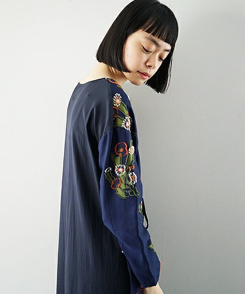 JUN OKAMOTO 祖母がよく描いてくれたガーベラのワンピース[RO-33203/NAVY]