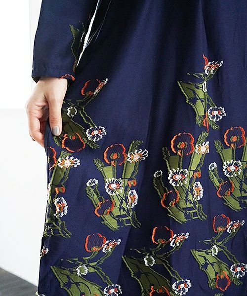 JUN OKAMOTO.祖母がよく描いてくれたガーベラのワンピース[RO-33203/NAVY]