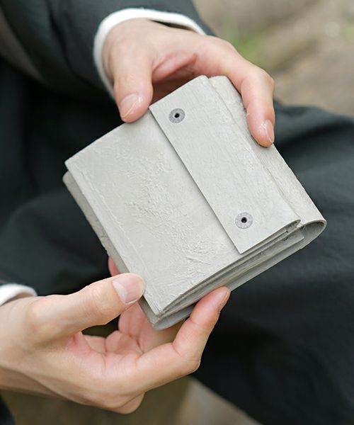 KAGARI YUSUKE.カガリユウスケ.三つ折り財布[mw-12 gr]