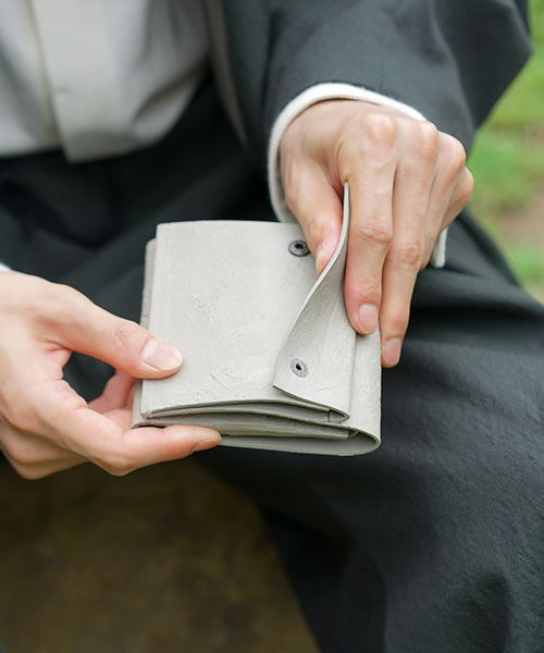 KAGARI YUSUKE.カガリユウスケ.三つ折り財布[mw-12 gr]