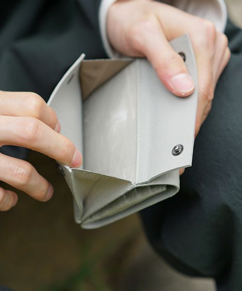 KAGARI YUSUKE.カガリユウスケ.三つ折り財布[mw-12 gr]