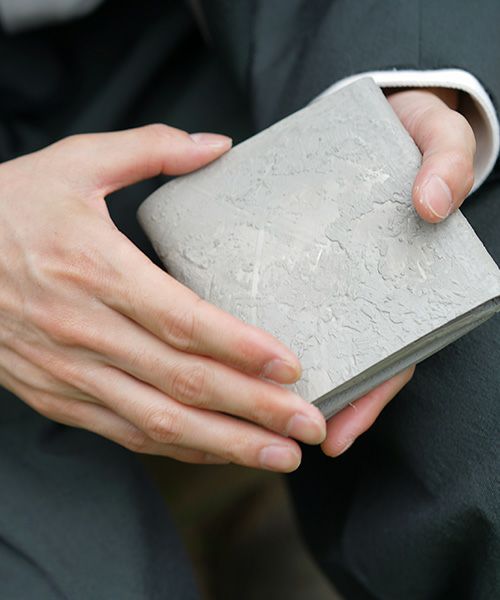 KAGARI YUSUKE.カガリユウスケ.三つ折り財布[mw-12 gr]