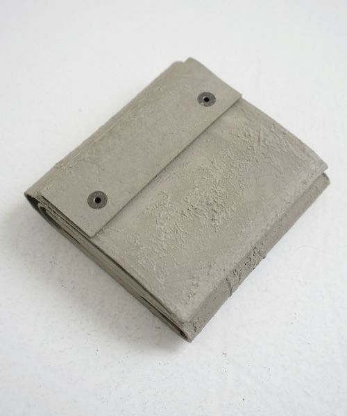 KAGARI YUSUKE.カガリユウスケ.三つ折り財布[mw-12 gr]