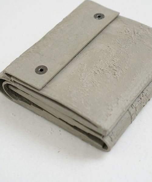 KAGARI YUSUKE.カガリユウスケ.三つ折り財布[mw-12 gr]