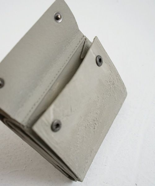 KAGARI YUSUKE.カガリユウスケ.三つ折り財布[mw-12 gr]