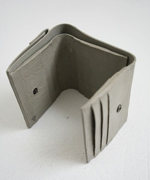 KAGARI YUSUKE.カガリユウスケ.三つ折り財布[mw-12 gr]