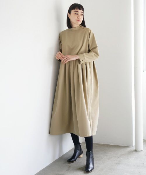 Mochi.モチ.hight neck tuck dress [khaki beige]