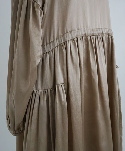 Mochi / DRESSING .silk cotton gather dress [brown beige]