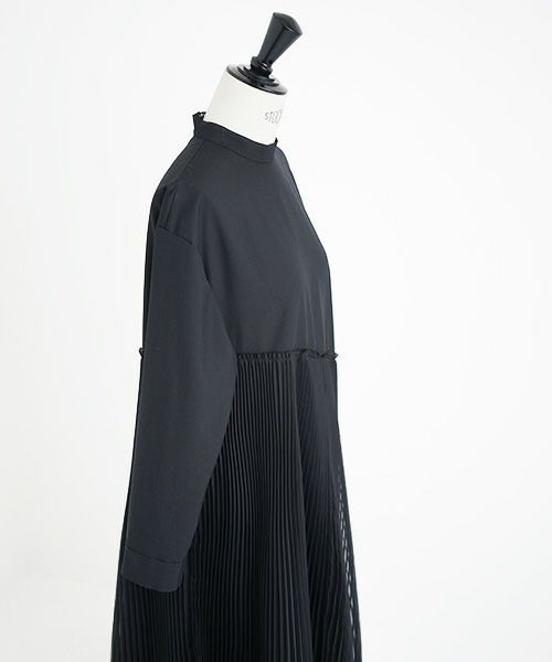 Mochi / DRESSING .organdy pleated dress [black]