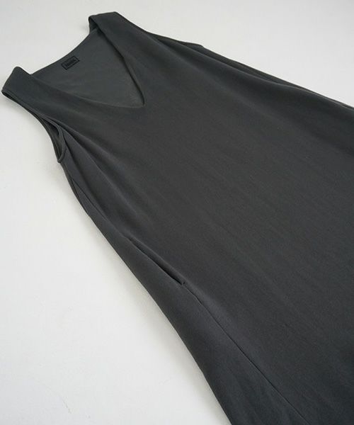 Mochi / home&miles.モチ / ホーム＆マイルズ.v-neck one piece [charcoal grey]
