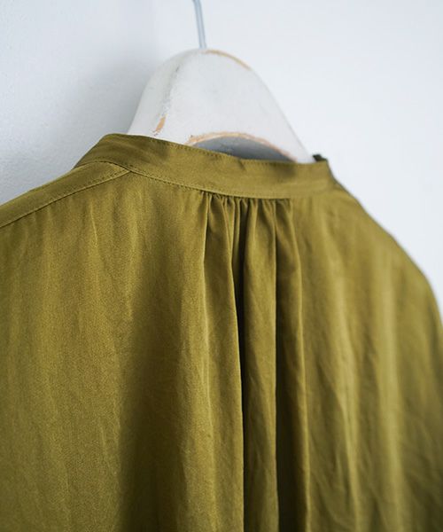 suzuki takayuki.スズキタカユキ.puff-sleeve blouse [A221-03/khaki/nude]