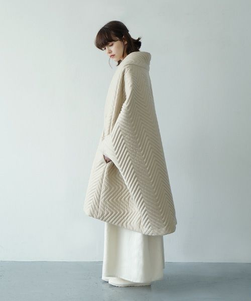 Mochiモチcape coat [ma21-co-01/off white]Mochi 最新コレクション