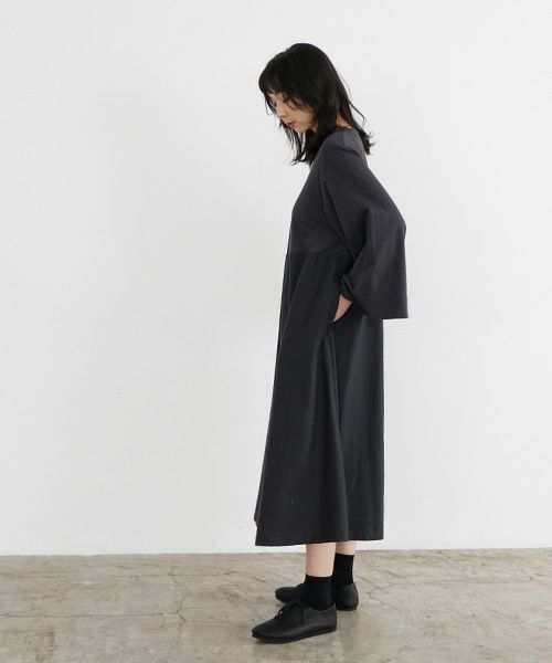 Mochi / home&miles.モチ / ホーム＆マイルズ.flare sleeve one piece [sumi]