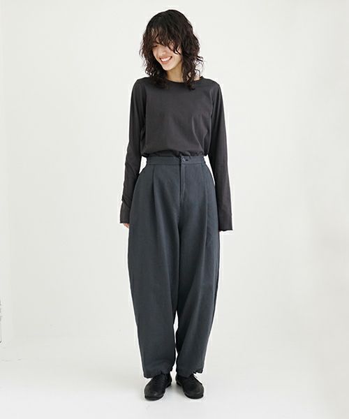 Mochi / home&miles.モチ / ホーム＆マイルズ.volume tuck pants [sumi]