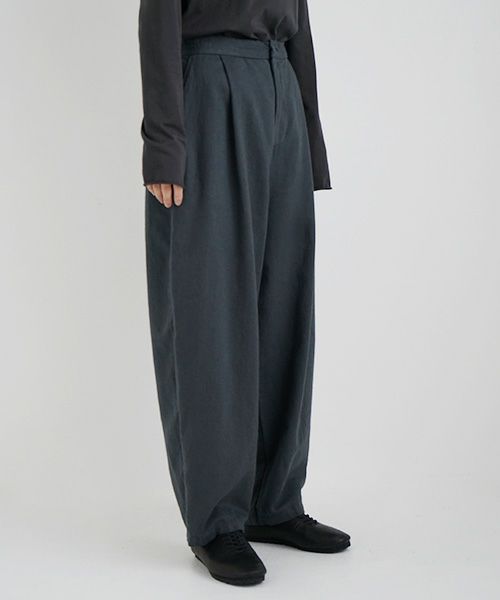 Mochi / home&miles.モチ / ホーム＆マイルズ.volume tuck pants [sumi]