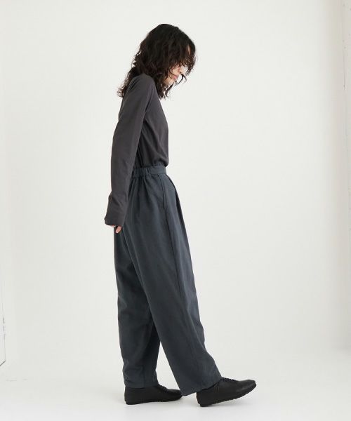 Mochi / home&miles.モチ / ホーム＆マイルズ.volume tuck pants [sumi]