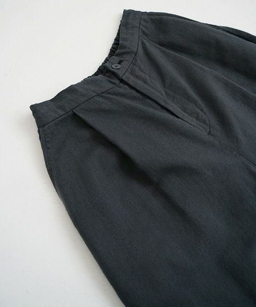 Mochi / home&miles.モチ / ホーム＆マイルズ.volume tuck pants [sumi]