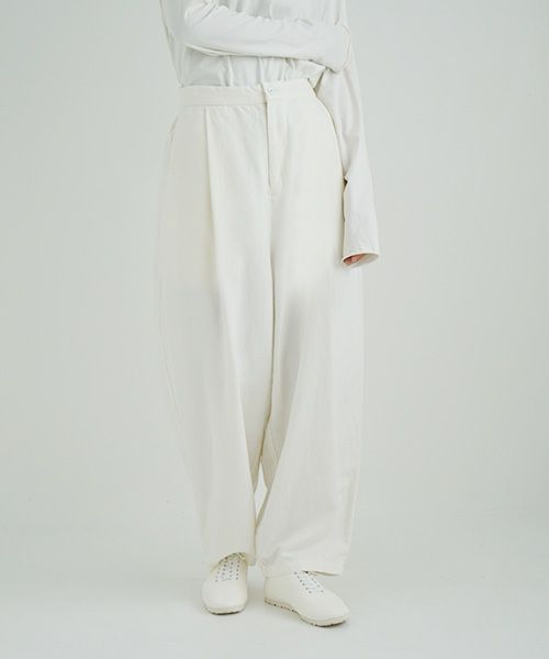 Mochi / home&miles.モチ / ホーム＆マイルズ.volume tuck pants [off white]