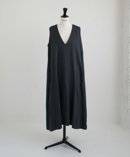 Mochi / home&miles.モチ / ホーム＆マイルズ.v-neck one piece [sumi]