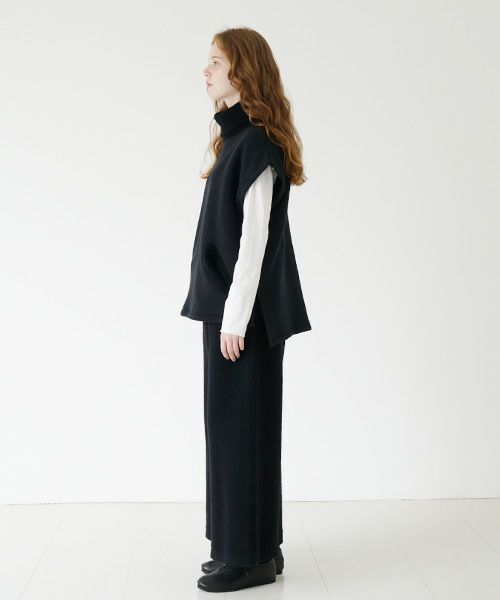 Mochi / home&miles.モチ / ホーム＆マイルズ.turtle neck vest [black]