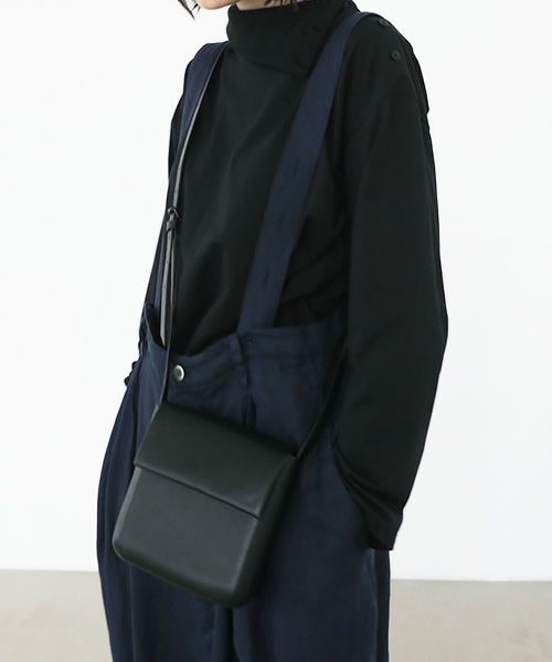 EDROBERTJUDSON.エドロバートジャドソン.molded pouch[ARC_B01Q BG-187/ 05.black]