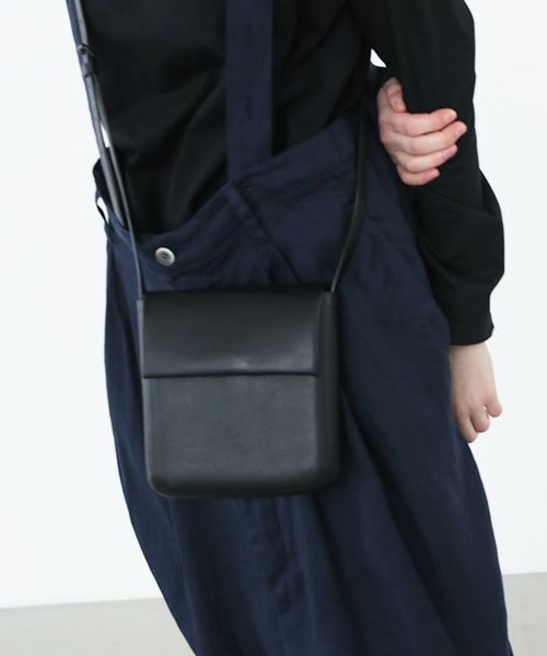 EDROBERTJUDSON.エドロバートジャドソン.molded pouch[ARC_B01Q BG-187/ 05.black]