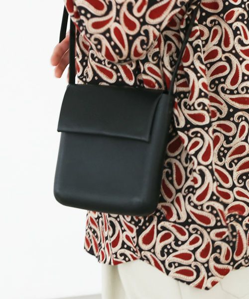 EDROBERTJUDSON.エドロバートジャドソン.molded pouch[ARC_B01Q BG-187/ 05.black]