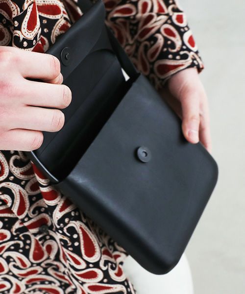 EDROBERTJUDSON.エドロバートジャドソン.molded pouch[ARC_B01Q BG-187/ 05.black]