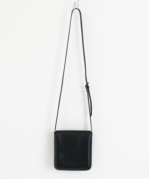 EDROBERTJUDSON.エドロバートジャドソン.molded pouch[ARC_B01Q BG-187/ 05.black]