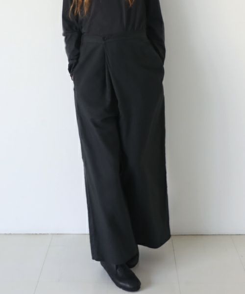 Mochi.モチ.asymmetry wide pants [sumi]