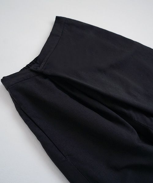 Mochi.モチ.asymmetry wide pants [sumi]