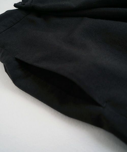 Mochi.モチ.asymmetry wide pants [sumi]