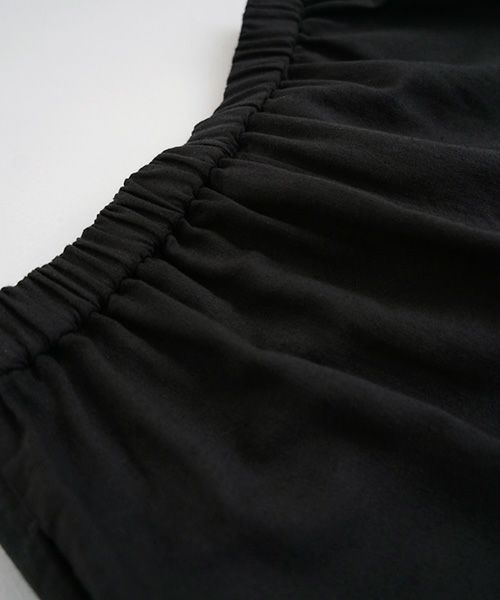 Mochi.モチ.asymmetry wide pants [sumi]